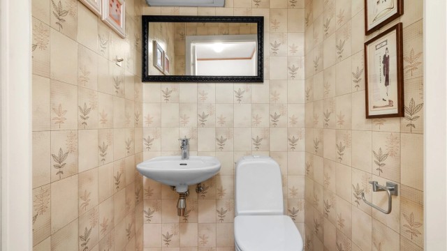 Toalettrom i 1. etasje – praktisk plassert i tilknytning til oppholdsrommene.