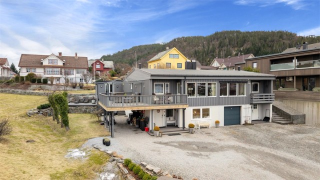 Fasade og godt med parkering på tomten