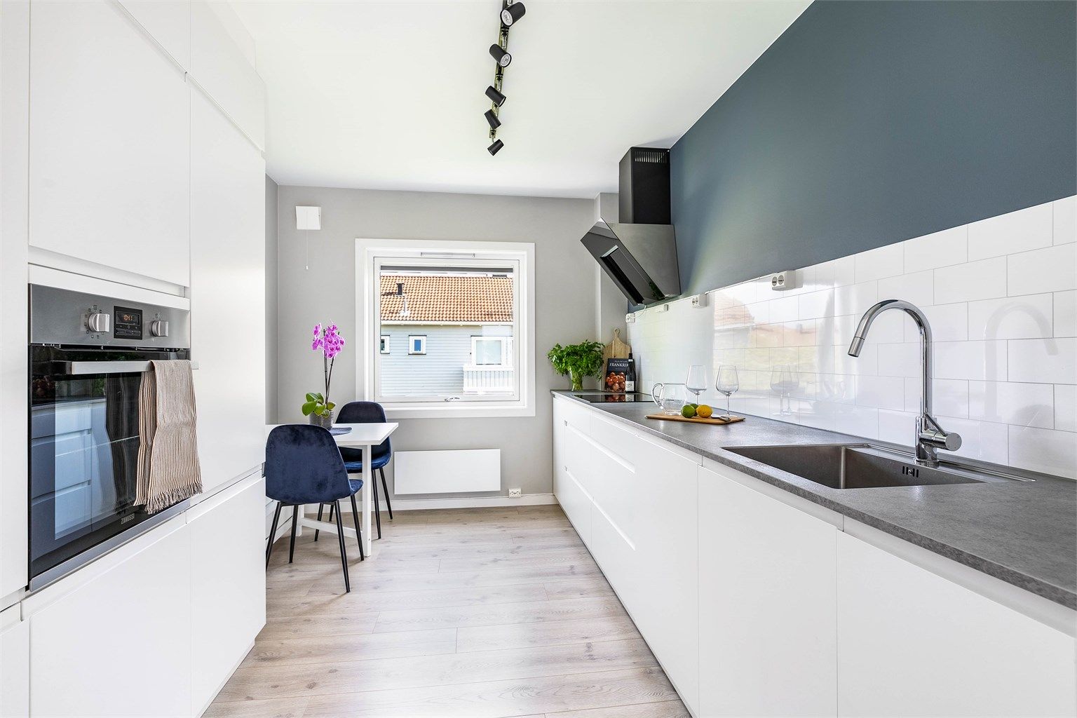 Kjøkkeninnredningen er en stilsikker og velholdt løsning fra Kvik, installert i 2020.