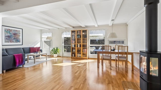 Stuen er av god størrelse med god plass til sofagruppe og spisemøblement i tilknytning til kjøkkenet.