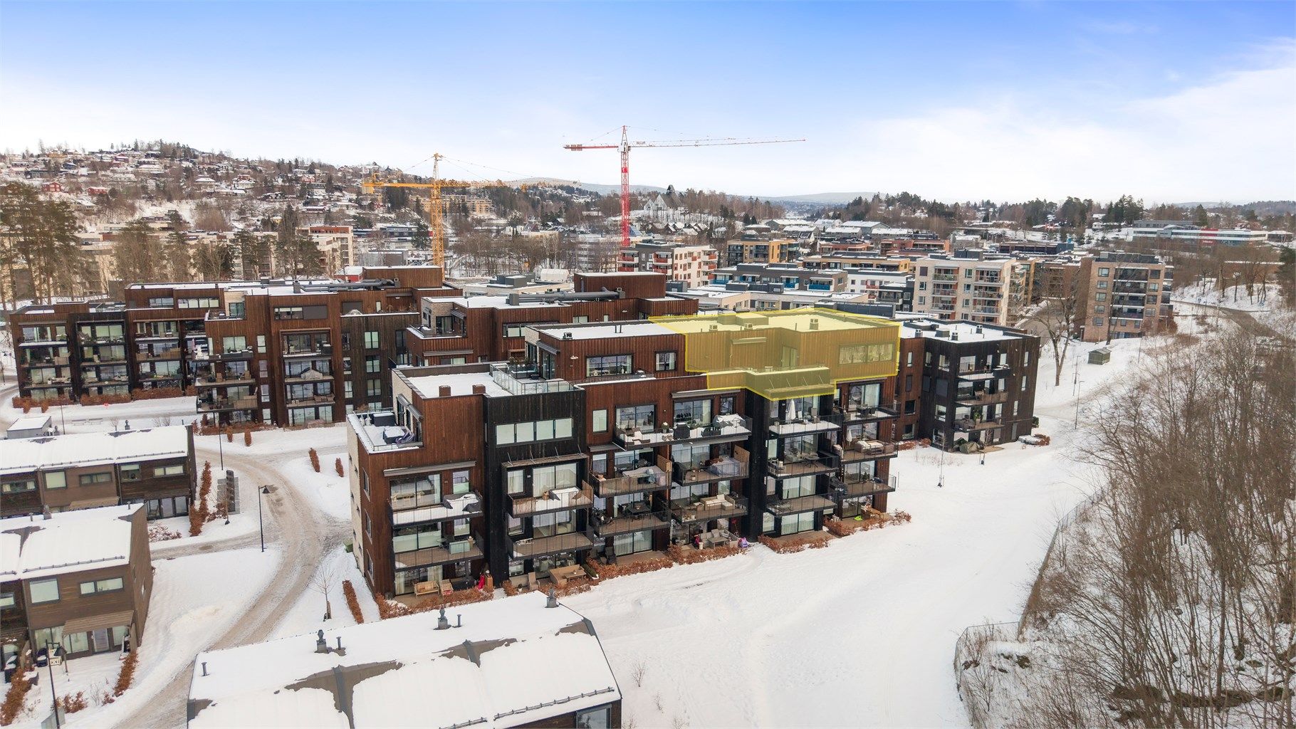 Tomt opparbeidet med blant annet asfalterte adkomst og internveier, plenareal og annen beplantning.