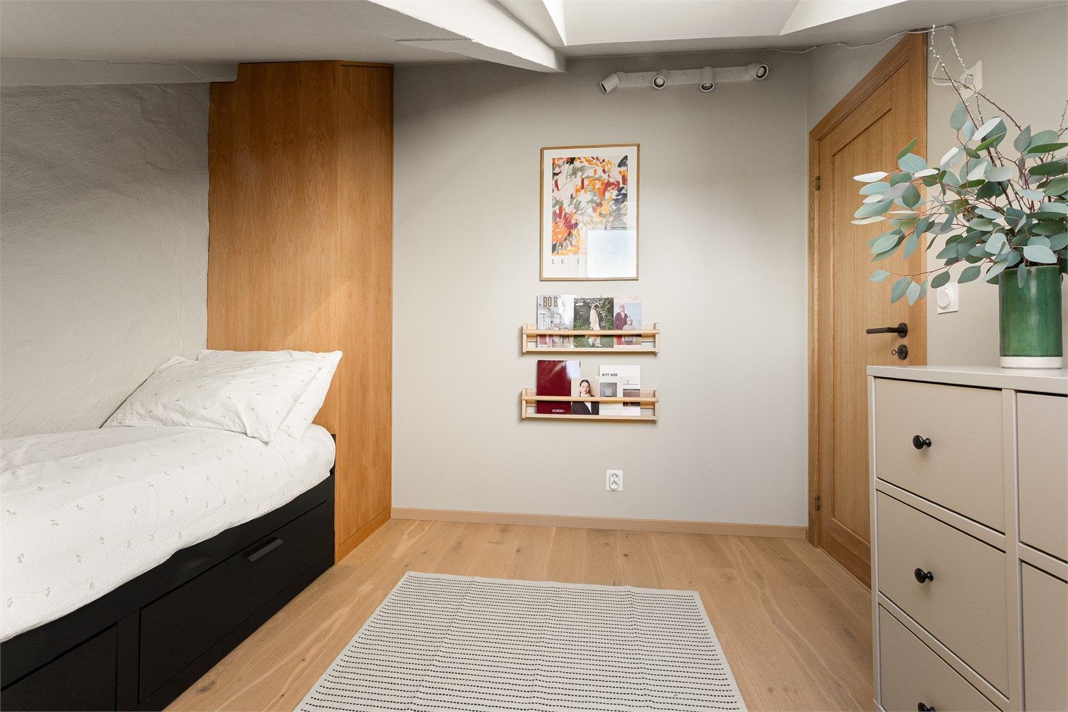 Rommet har godt med plass, og egner seg fint som barnerom, gjesterom eller hjemmekontor