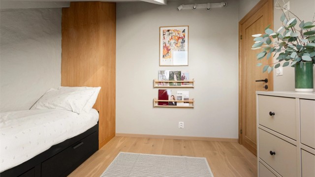 Rommet har godt med plass, og egner seg fint som barnerom, gjesterom eller hjemmekontor