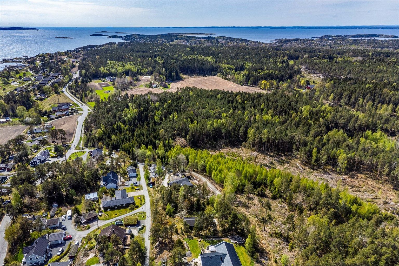 På Hakkeråsens høyde bor du tilbaketrukket i landlige og svært fredelige omgivelser, midt i Rygge. 