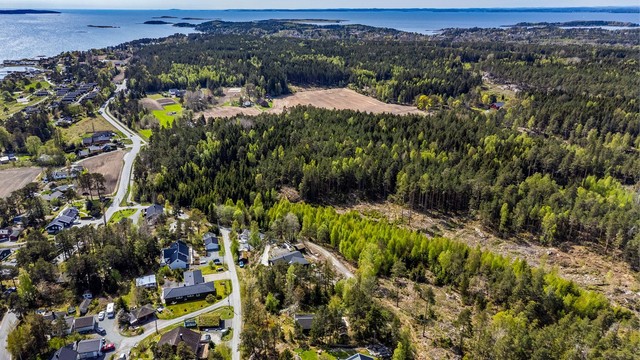 På Hakkeråsens høyde bor du tilbaketrukket i landlige og svært fredelige omgivelser, midt i Rygge.