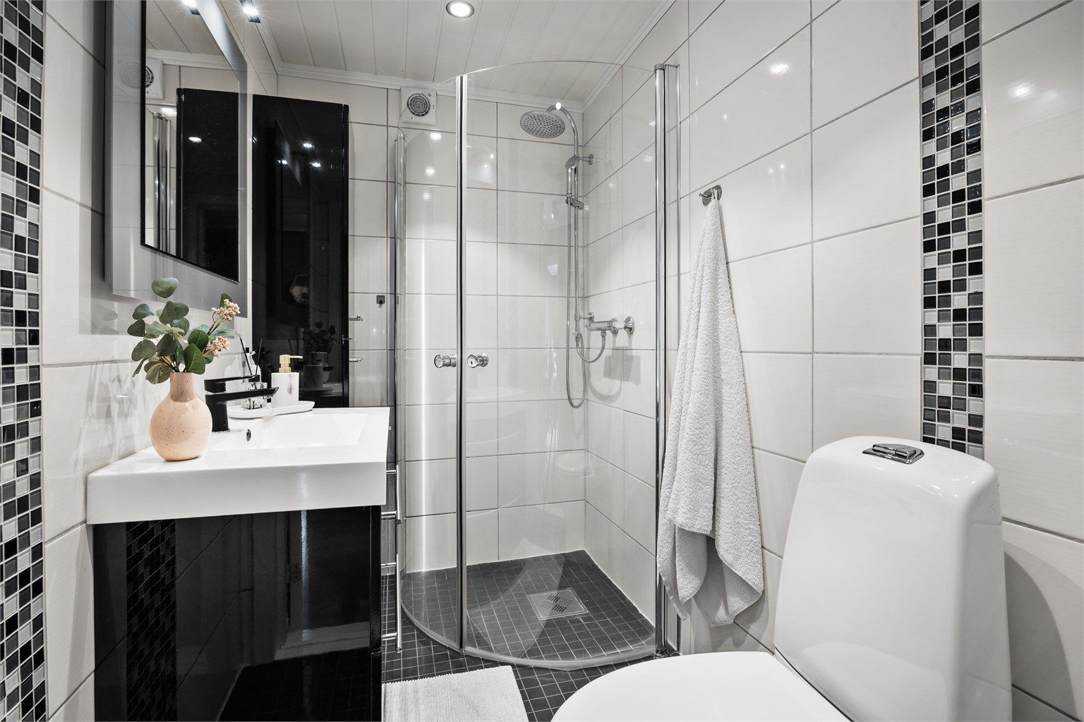 Flislagt baderom med gulvvarme i 1. etasje