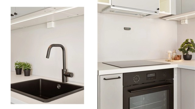 Nedfelt oppvaskkum i sort med matchende armatur gir kjøkkenet et lekkert og moderne preg. Ventilatoren er diskret integrert i overskapet over kokesonen, og komfyrvakt og automatisk vannstopper gir ekstra trygghet i hverdagen.