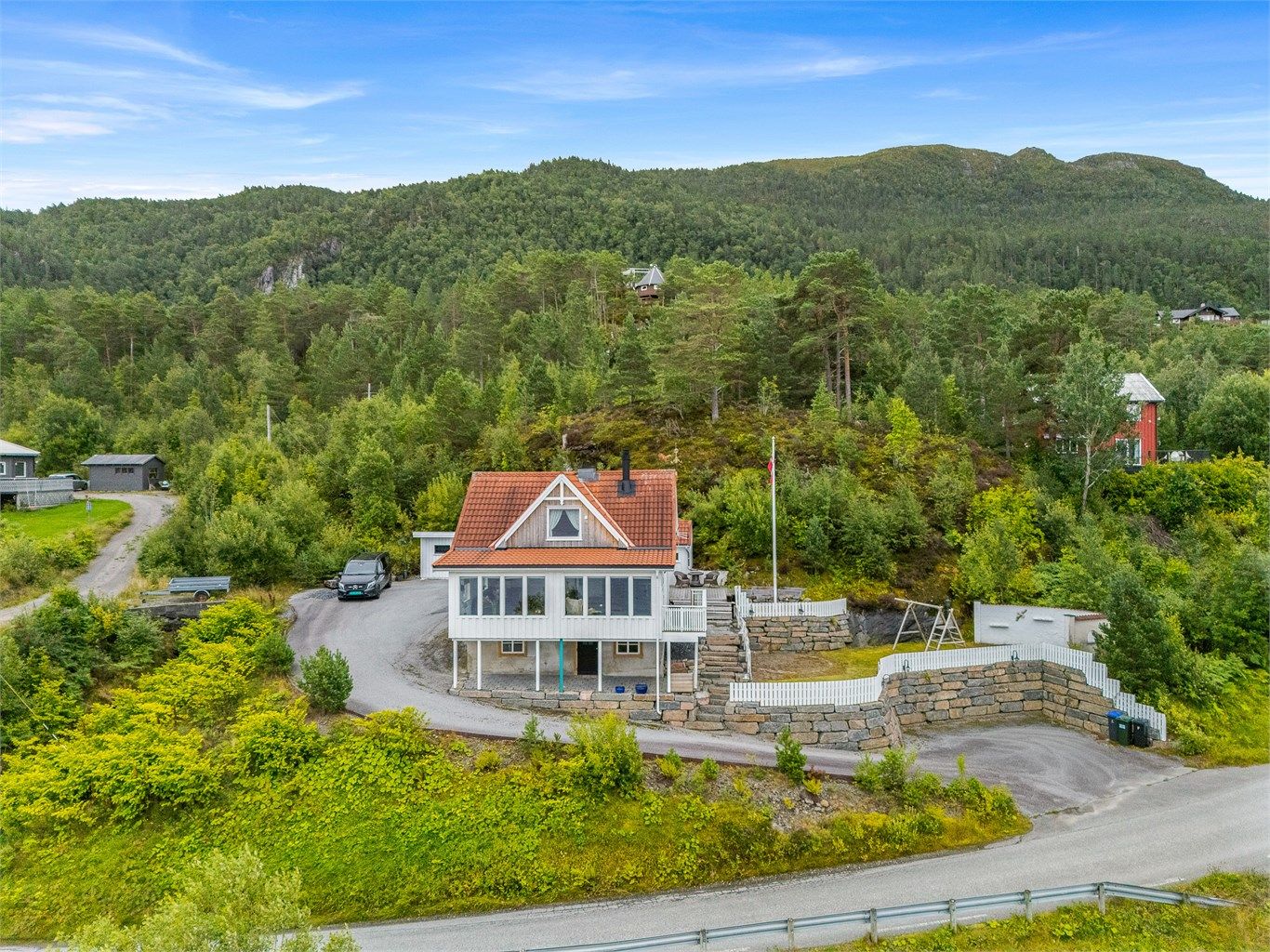 Velkommen til Langøysundvegen 367! En innholdsrik og sjønær eiendom med naturskjønn beliggenhet på Årsund i Kvisvik, flott utsikt og rolige omgivelser.