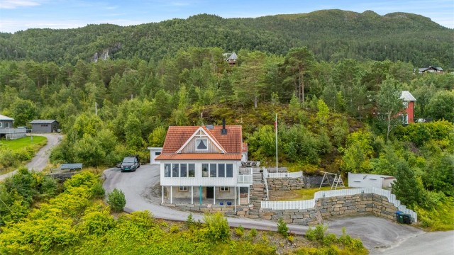 Velkommen til Langøysundvegen 367! En innholdsrik og sjønær eiendom med naturskjønn beliggenhet på Årsund i Kvisvik, flott utsikt og rolige omgivelser.