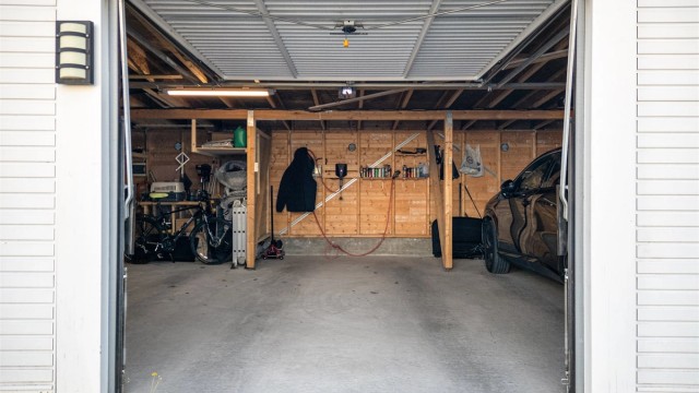 Leiligheten disponerer en garasjeplass. Det er montert elbillader på plassen som medfølger.