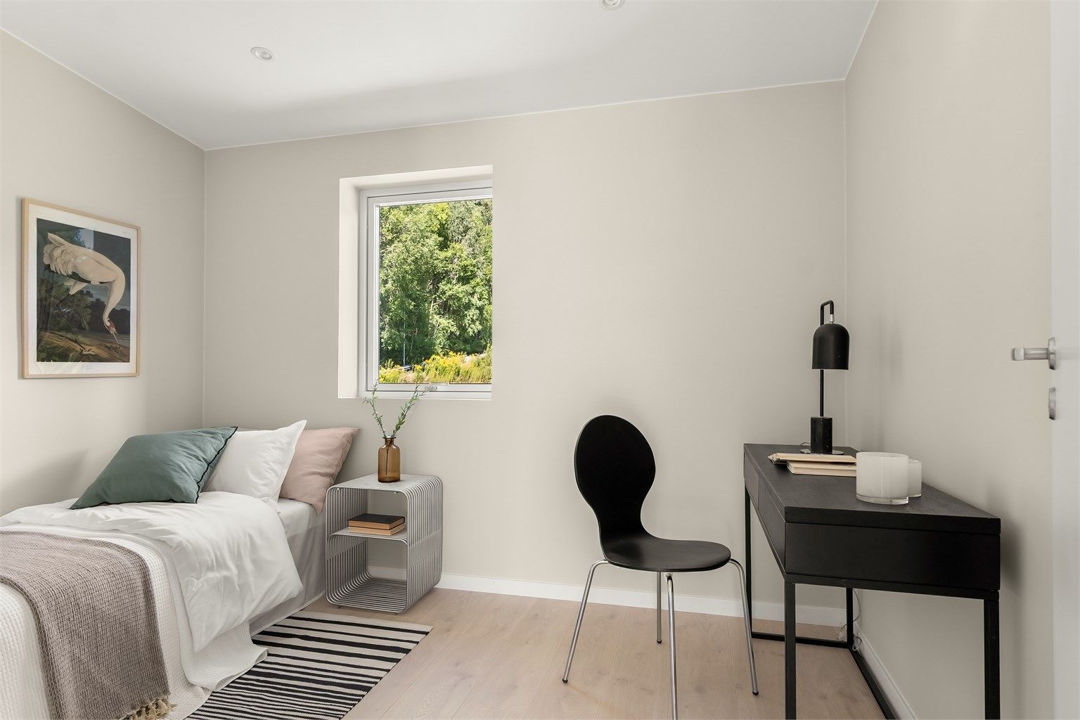 Lyst og romslig soverom med downlights i himling.