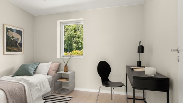 Lyst og romslig soverom med downlights i himling.