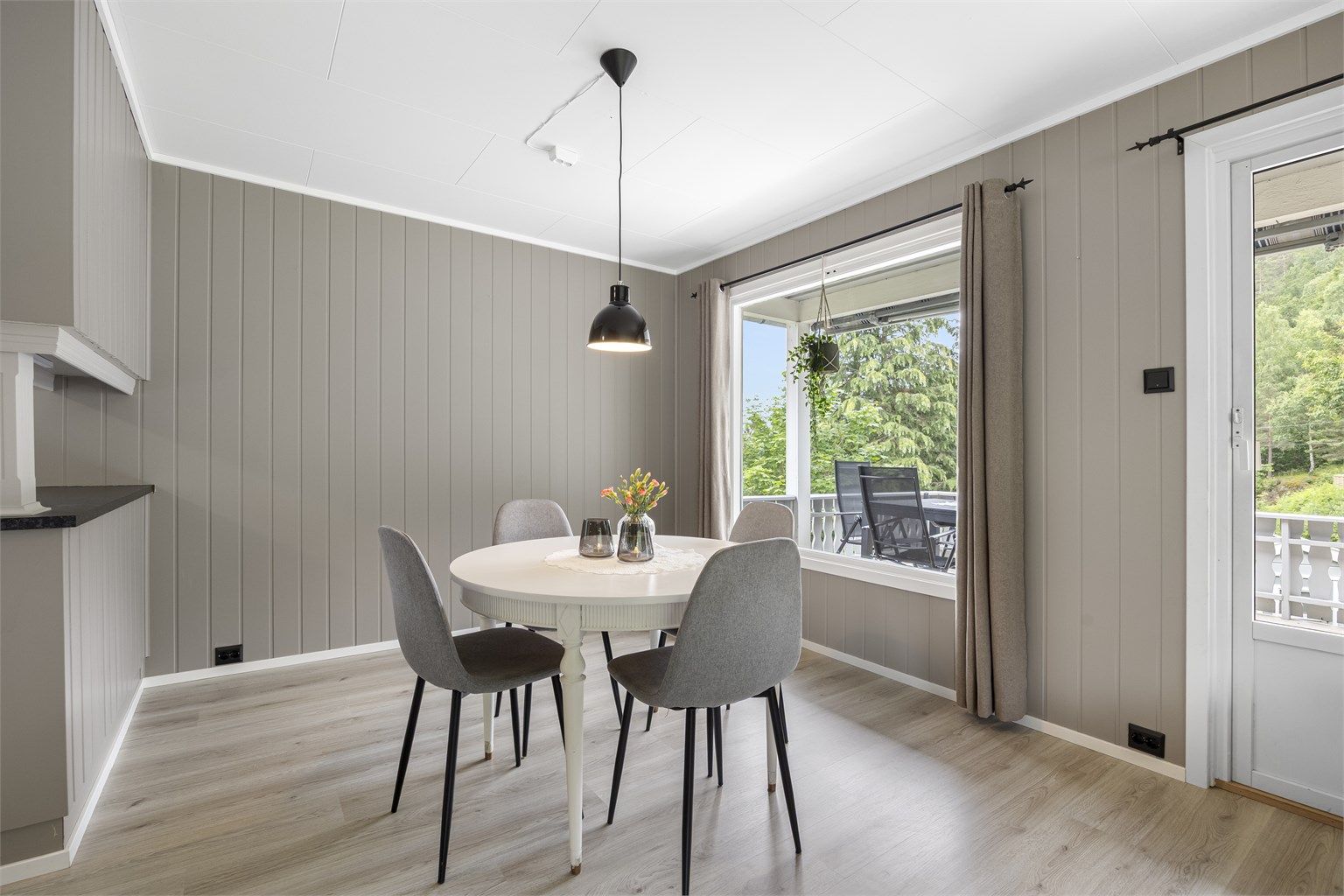 Fra spisestuen er det direkte utgang til en delvis overbygd terrasse på 19 m².