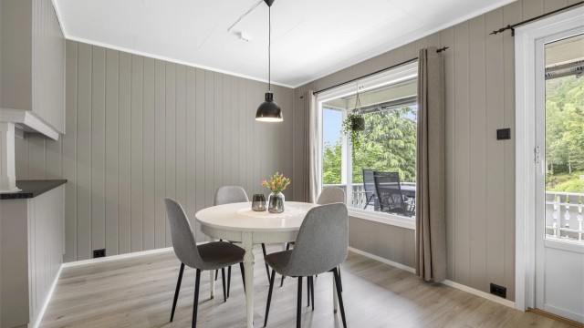 Fra spisestuen er det direkte utgang til en delvis overbygd terrasse på 19 m².