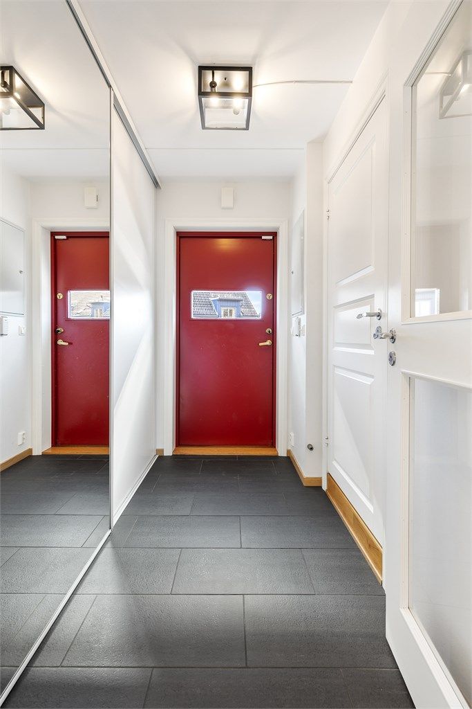 Entré med stor integrert skyvedørsgarderobe. Fra entreen kommer du videre til badet og stuen. Utgang fra entreen til den ene balkongen.