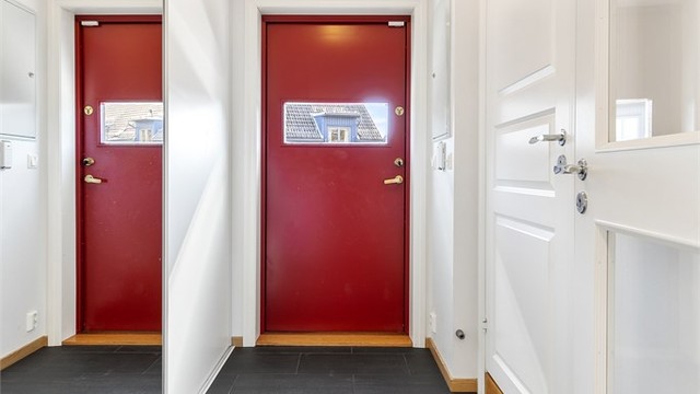 Entré med stor integrert skyvedørsgarderobe. Fra entreen kommer du videre til badet og stuen. Utgang fra entreen til den ene balkongen.