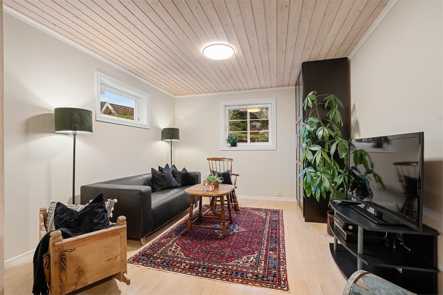 Dette rommet passer godt som en ekstra tv-stue, lekerom eller oppholdsrom for tenåringene. 