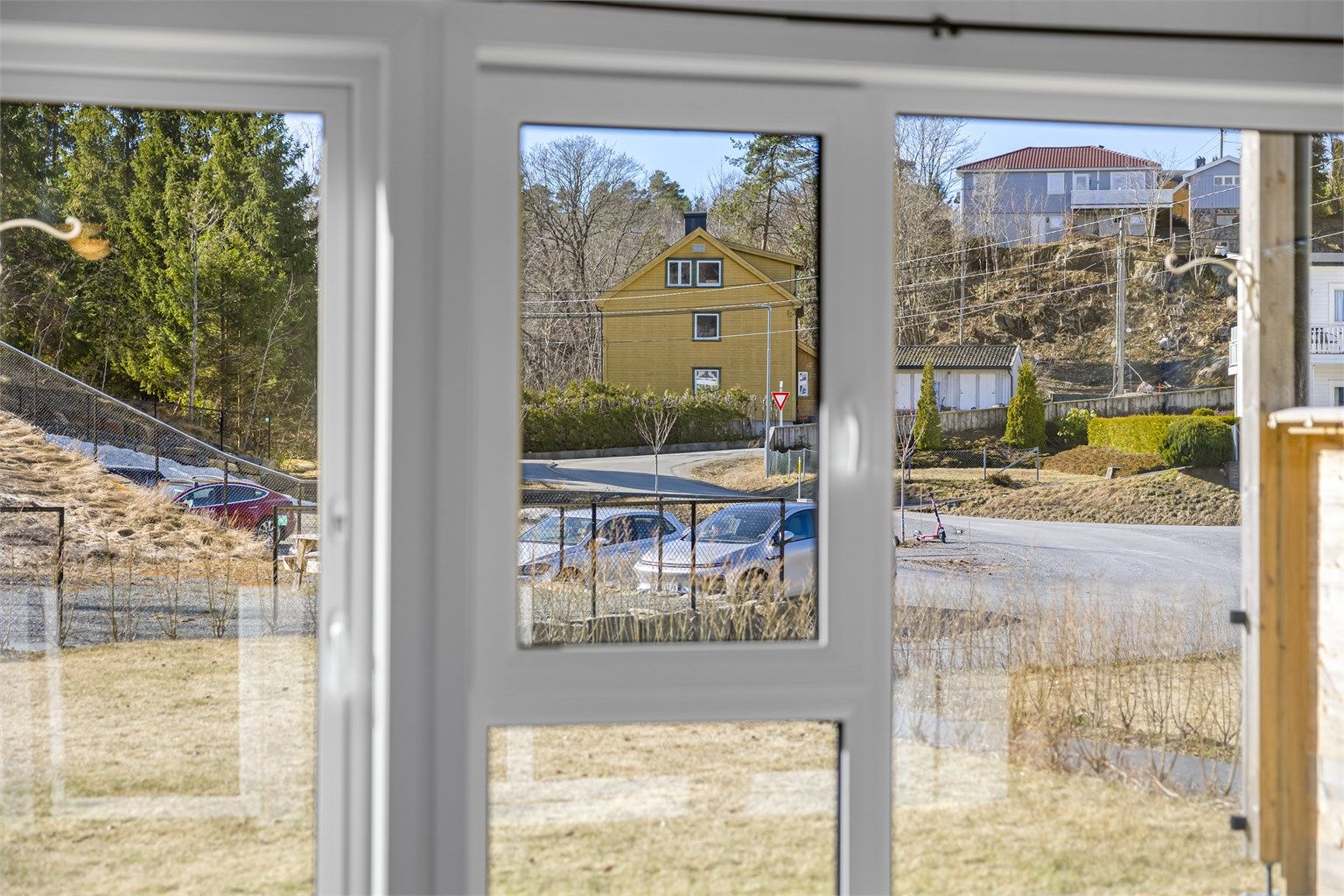 Fra boligen er det kort gangavstand til Nyli bussholdeplass, med hyppige avganger.
