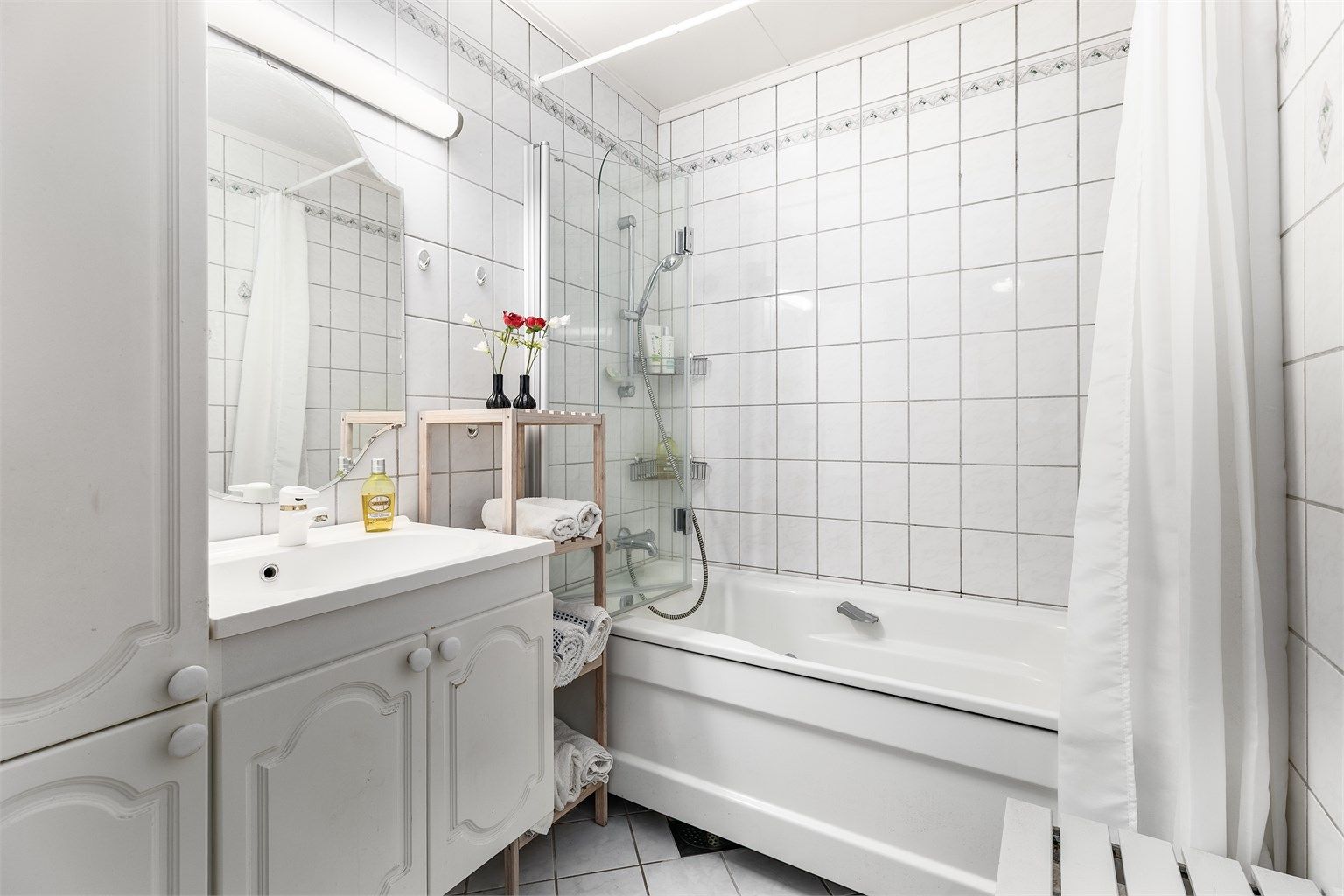 Badet er fra byggeåret, men ble trolig fornyet rundt 2000. Oppgradering av rommet bør påregnes.