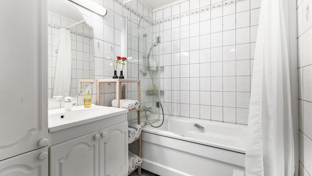 Badet er fra byggeåret, men ble trolig fornyet rundt 2000. Oppgradering av rommet bør påregnes.