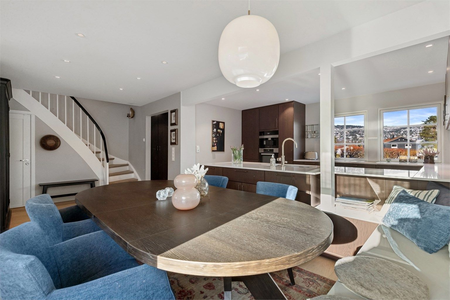 Rommet oppleves lyst og luftig, med en god romfølelse