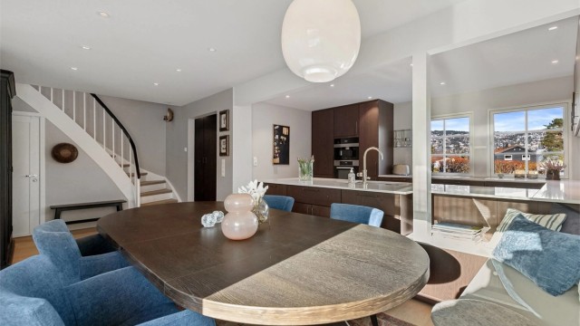 Rommet oppleves lyst og luftig, med en god romfølelse