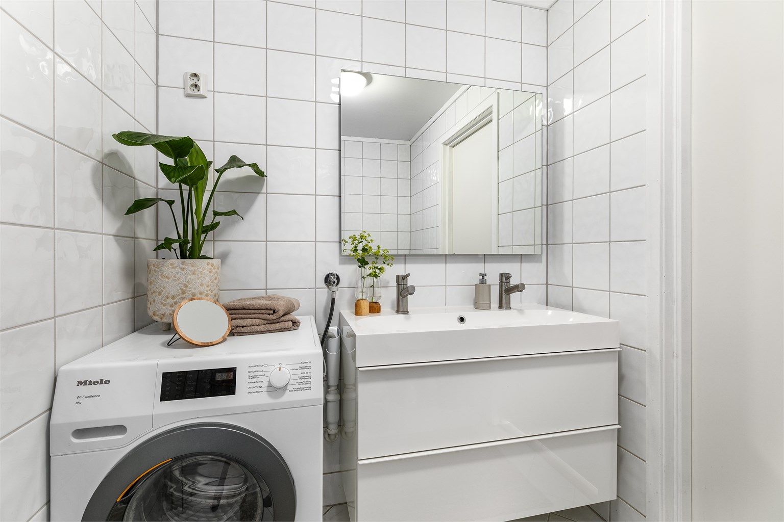 Badet er i 2026 oppgradert med både servantskap og nytt veggspeil. Badet er ellers fra byggeåret og har varmekabler i gulvet.
