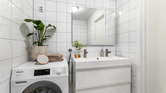 Badet er i 2026 oppgradert med både servantskap og nytt veggspeil. Badet er ellers fra byggeåret og har varmekabler i gulvet.