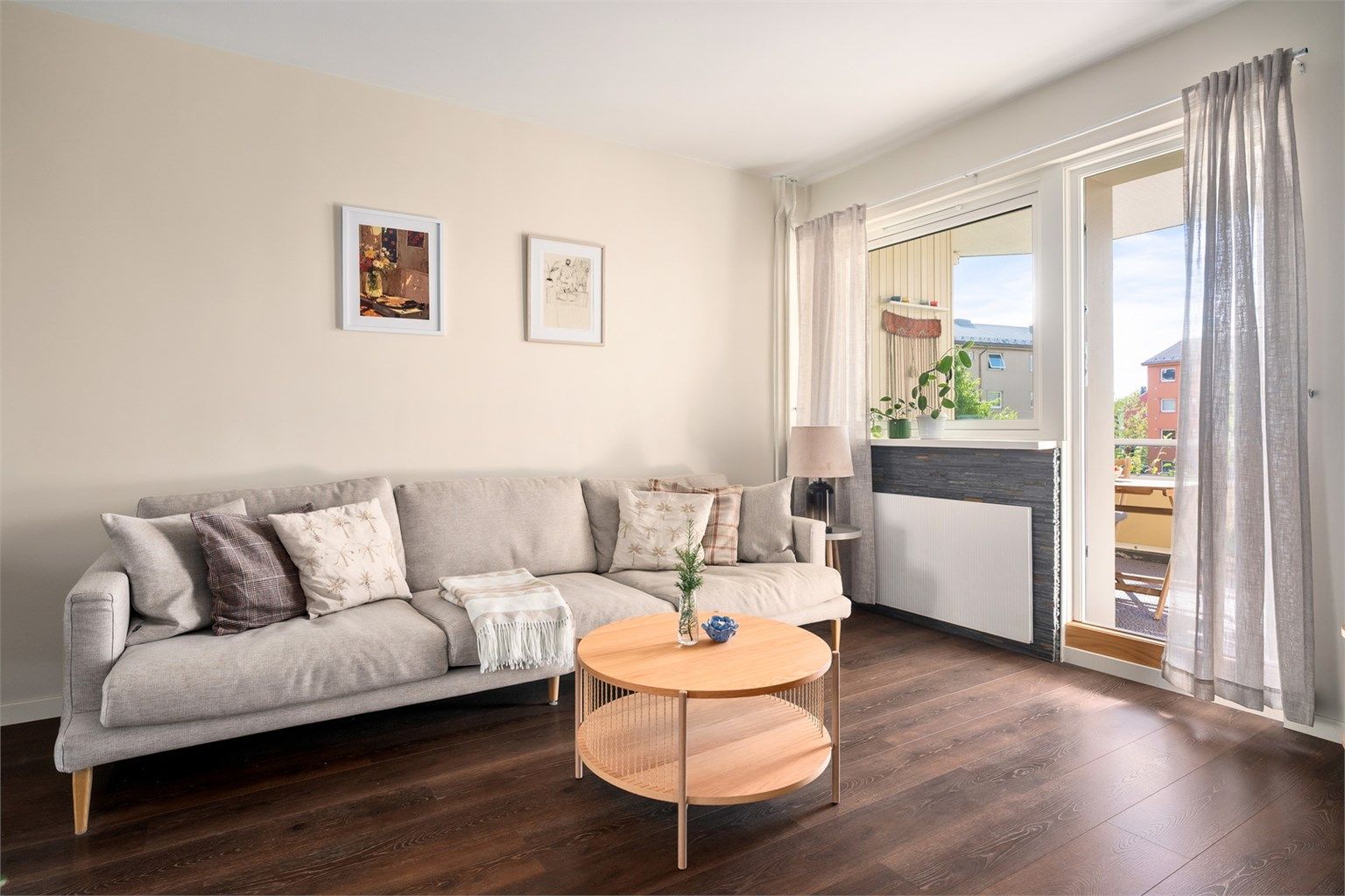 Stuen er romslig med plass til sofa, salongbord og en TV-seksjon om ønskelig. Herfra er det utgang til boligens balkong. 