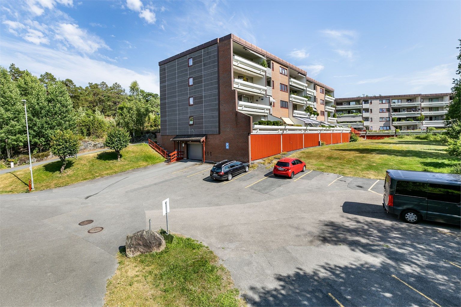 For besøkende er det gode parkeringsmuligheter på borettslagets område.