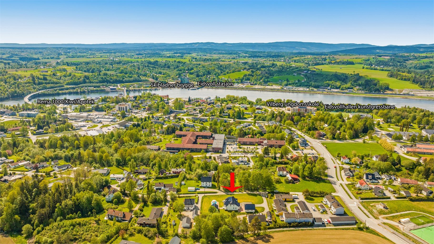 Boligen har en god beliggenhet med umiddelbar nærhet til skoler og barnehager, samt Sundet.