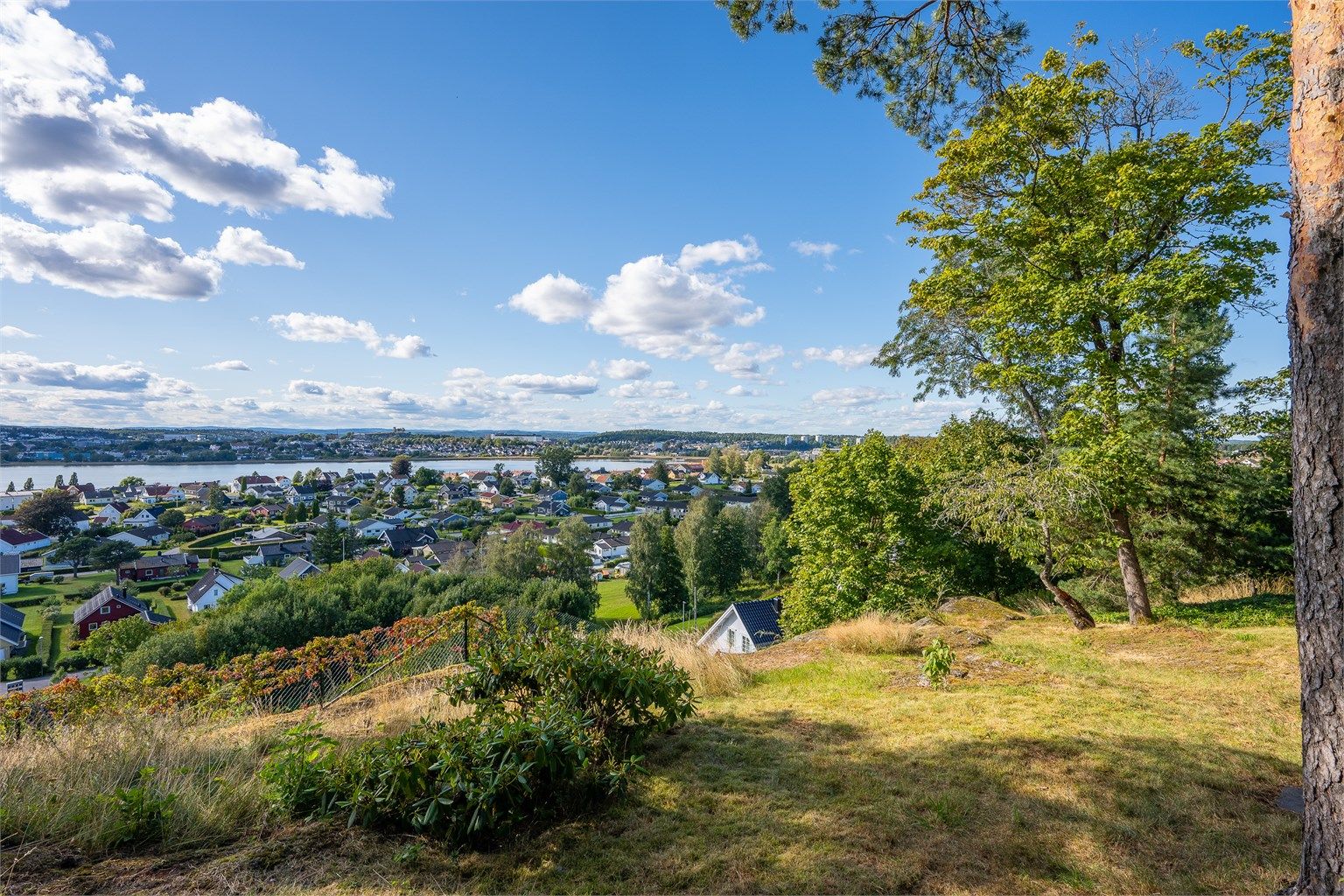 Naturtomt med åpne flater og utsyn – god plass og flotte muligheter.