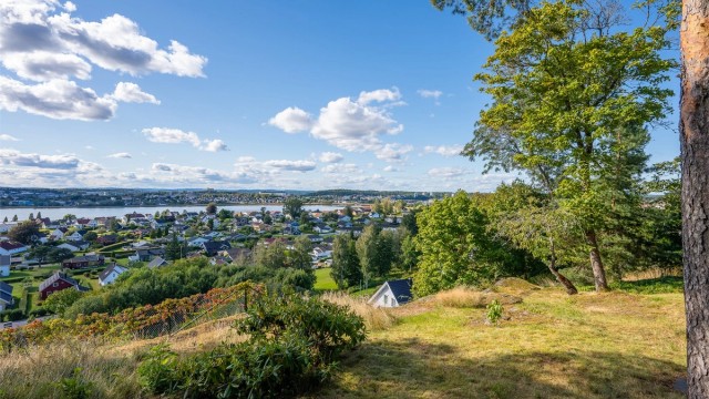 Naturtomt med åpne flater og utsyn – god plass og flotte muligheter.