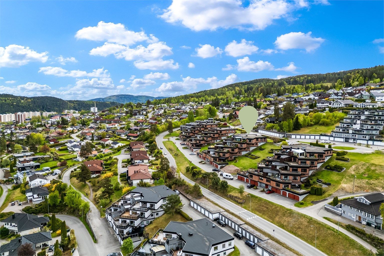 Kort gangavstand til Drafnhuset med fotballbane og barnehage.
