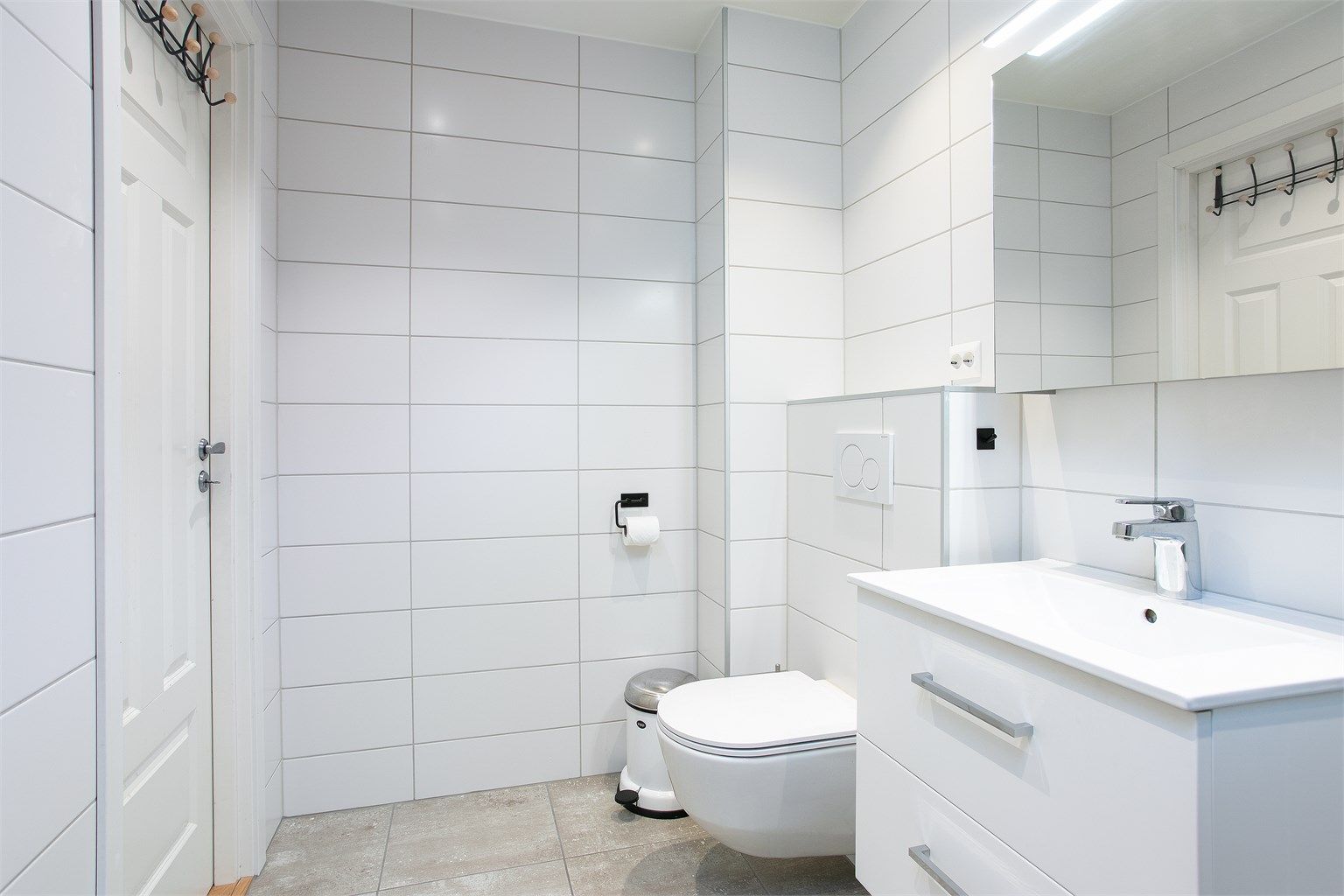 Innredning med servantskap og speilskap gir god oppbevaringsplass.