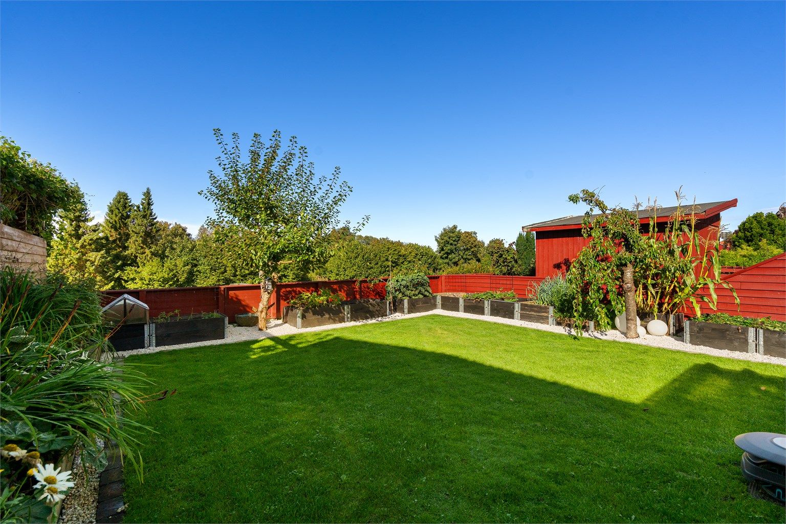 I den solrike hagen er det lunt og skjermet for både vind og innsyn