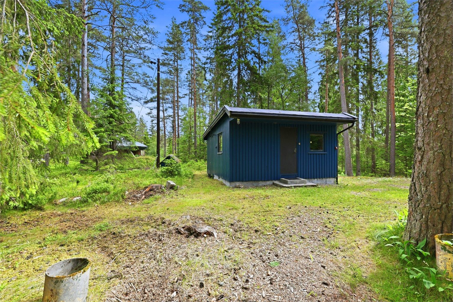 Tomten rundt hytta er opparbeidet flat