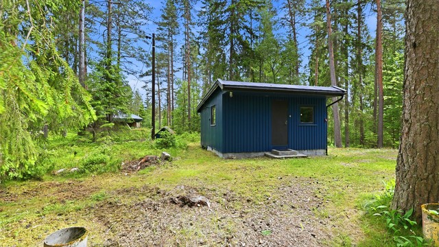 Tomten rundt hytta er opparbeidet flat