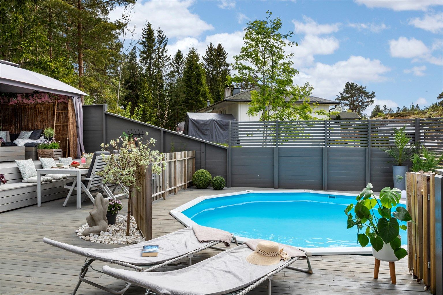 Bassengområdet er perfekt for varme sommerdager.