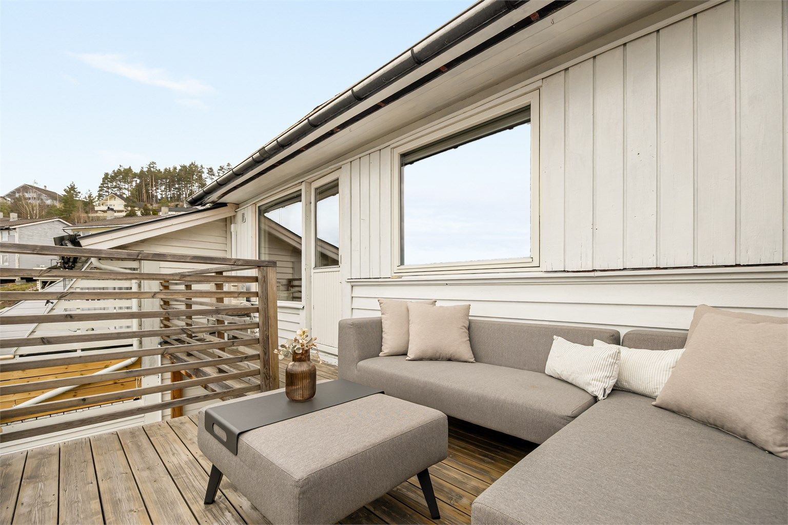 Fin uteplass på verandaen med plass til utemøbler