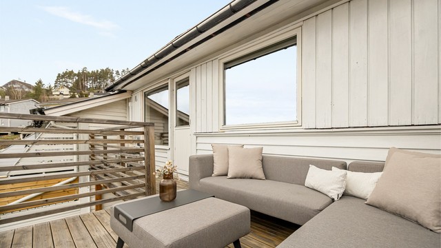 Fin uteplass på verandaen med plass til utemøbler