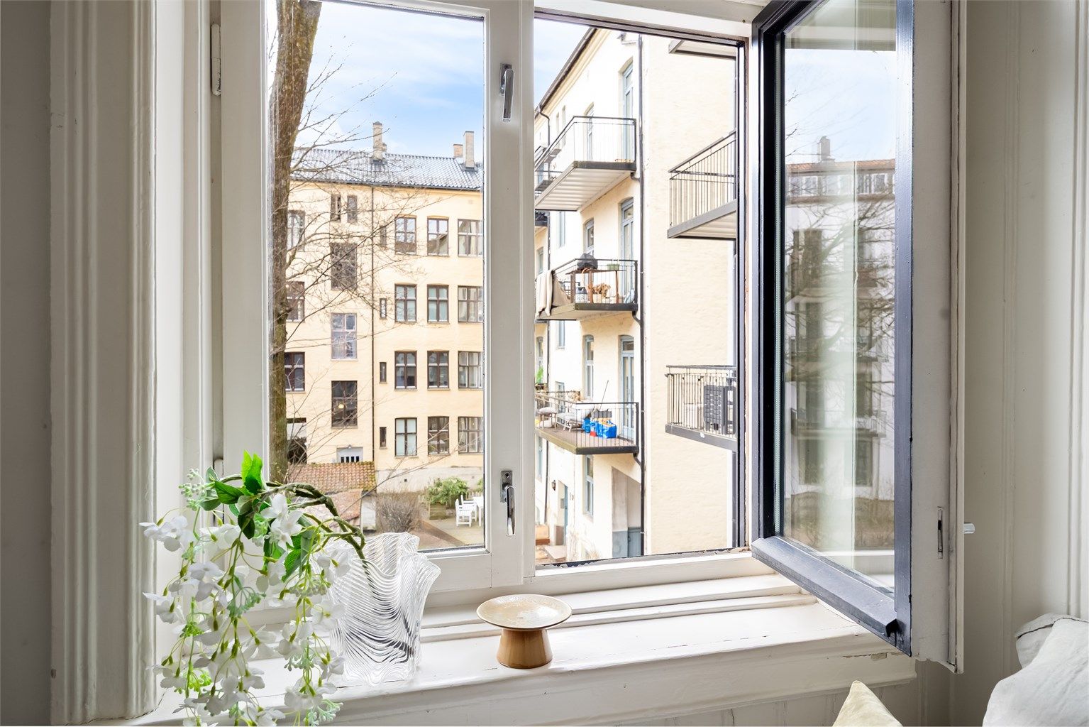 Soverommet vender ut mot rolig bakgård.