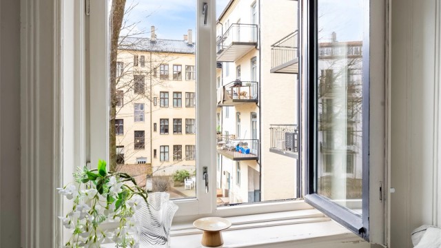 Soverommet vender ut mot rolig bakgård.