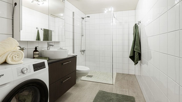 Stort og praktisk baderom med vannbåren gulvvarme og opplegg til vaskemaskin.