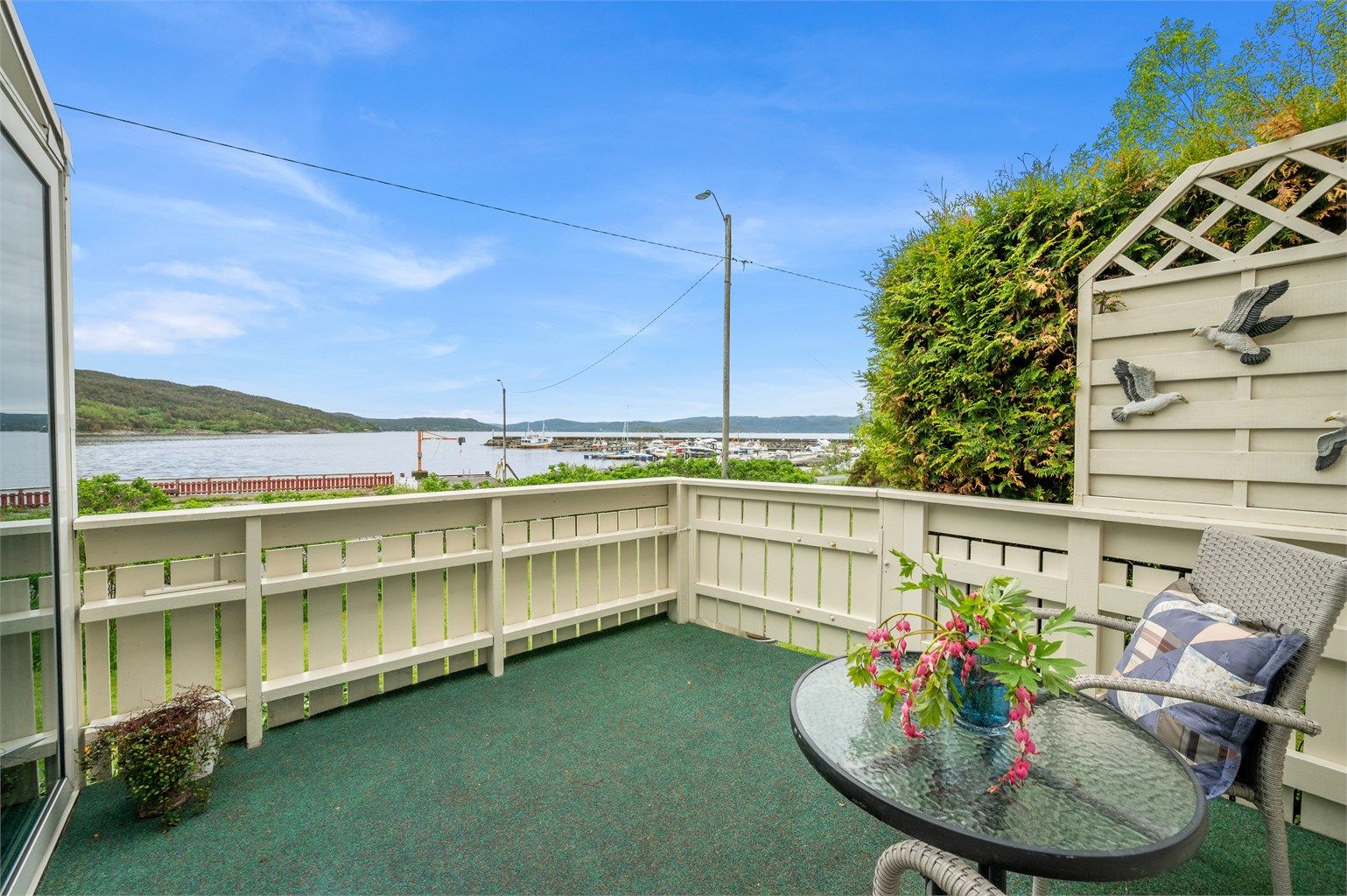 Flott terrasse med direkte adkomst til felles hage. Her har man god plass til ønsket utemøblement. 