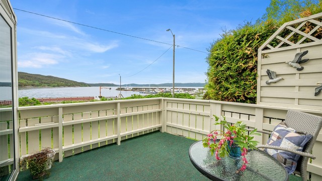Flott terrasse med direkte adkomst til felles hage. Her har man god plass til ønsket utemøblement.