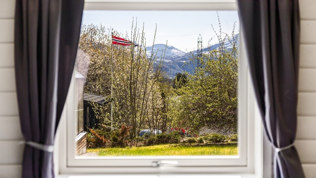 Også fra underetasjen er det utsikt mot hagen.