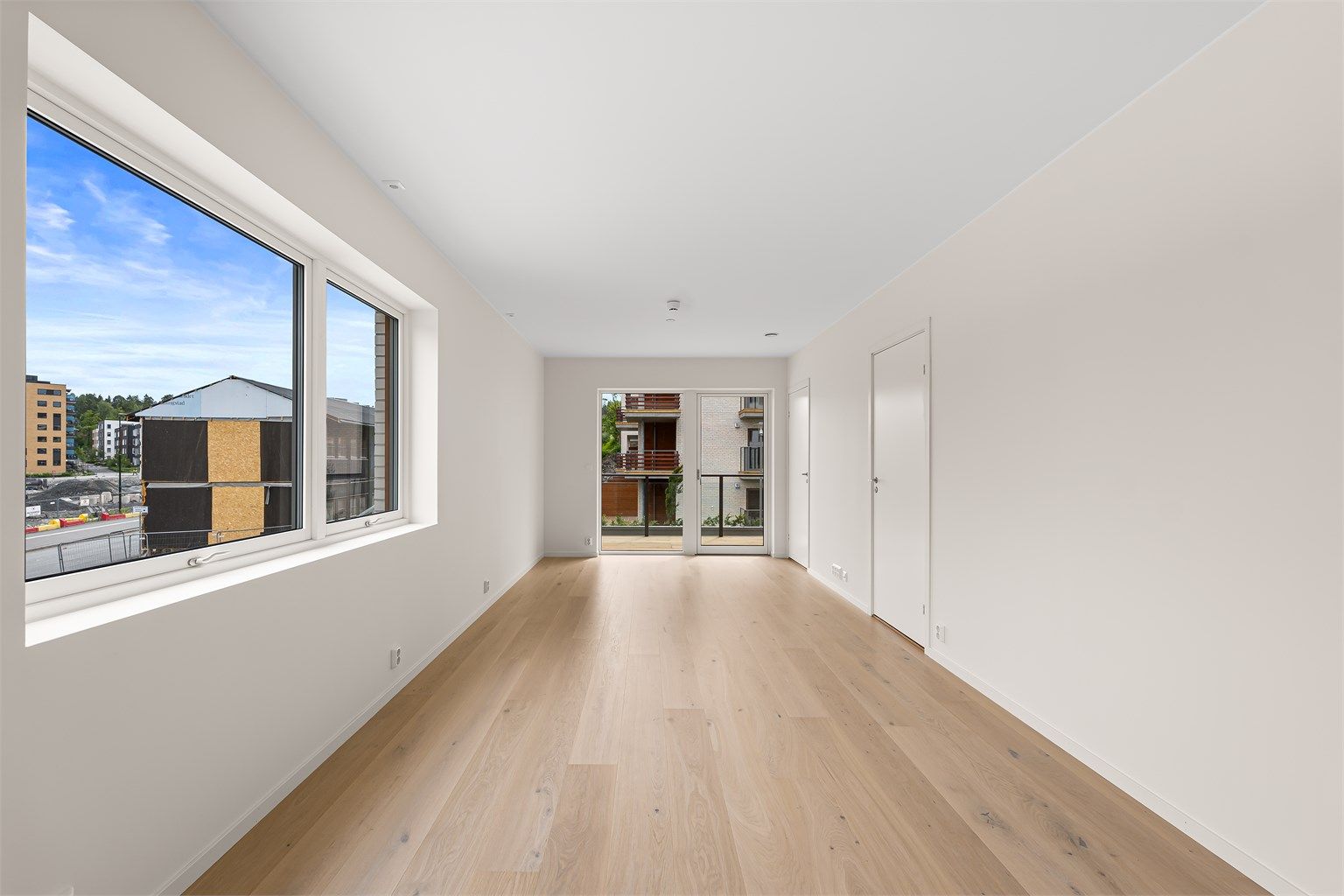 Her får du en splitter ny 2-roms leilighet i byggets andre etasje, oppført i 2025. Leiligheten har vannbåren gulvvarme, lave felleskostnader og tilstandsgrad 1 (TG1) på alle punkter. 