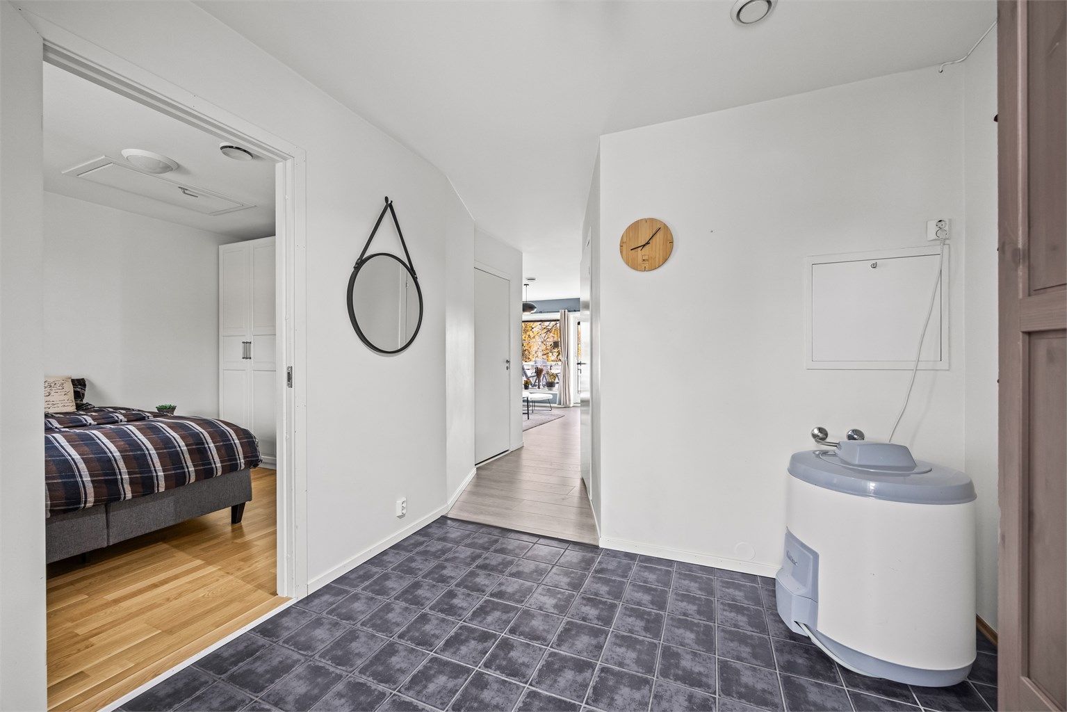 Fra gangen er det direkte adkomst til soverommet, badet og oppholdsrommet.