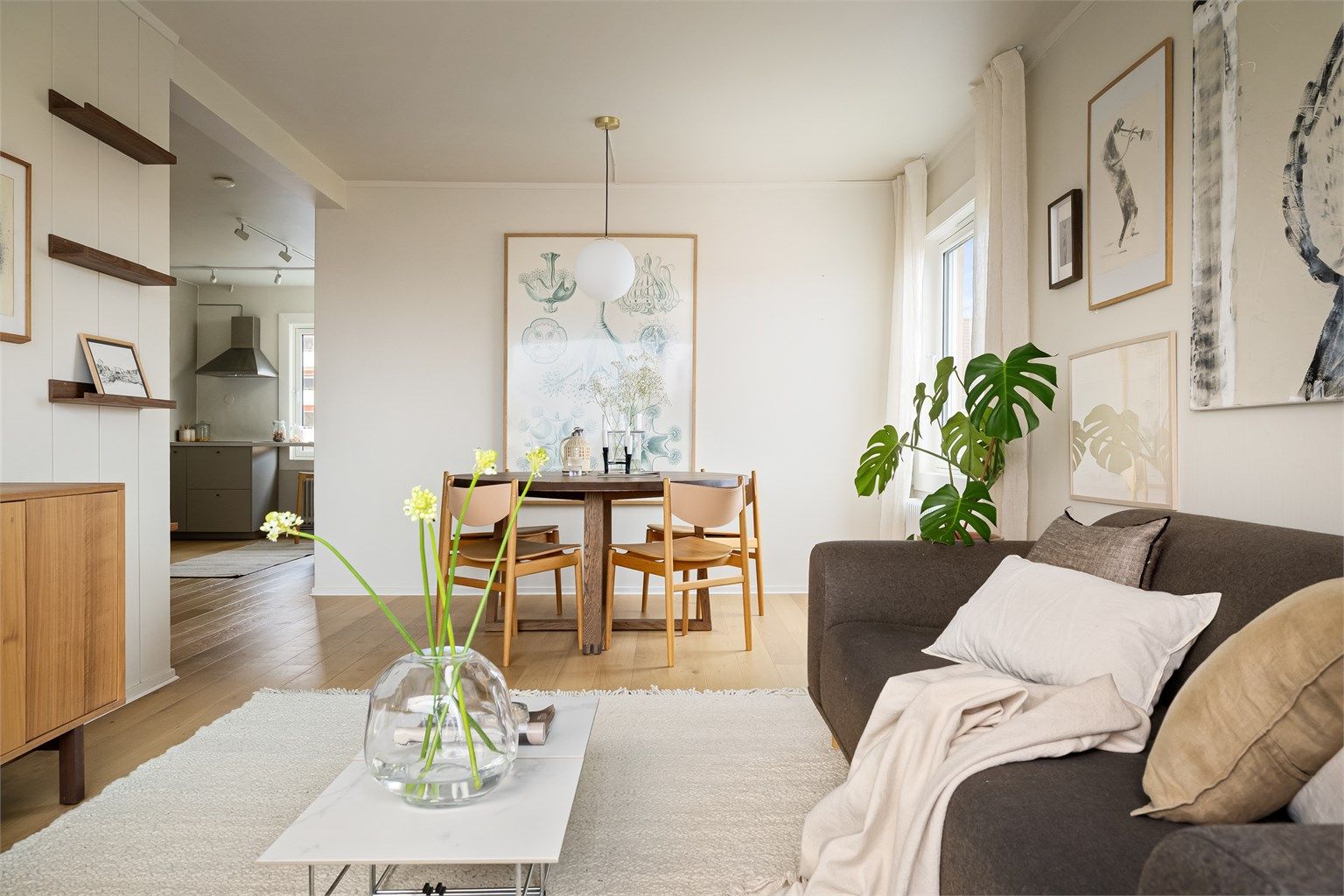 Tiltalende og moderne stue med en lun og luftig romfølelse